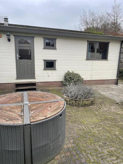 Gezellig Chalet Op De Prachtige Veluwe Putten Luaran gambar
